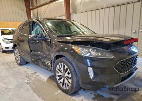 2020 Ford Escape Titanium z USA, uszkodzony, nr VIN 1FMCU9J97LUC32087